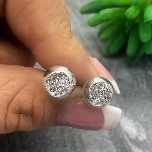 Platinum druzy stud earrings - Picture 3 of 3